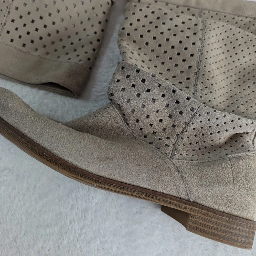 Toms Serra Oxford Slouch Tan Perforated Pull On Boots - Size 9.5